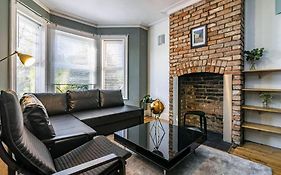 Spacious House With Four Bedrooms, Parking And Private Garden, Sleeps Up To 10 People